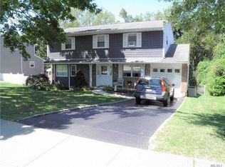 27 Bowman Ln, Kings Park, NY 11754