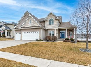 5887 Oregon Dr, Bettendorf, IA 52722