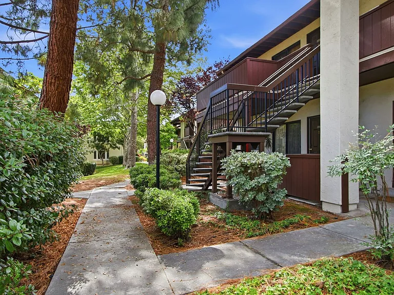479 Costa Mesa Ter #F — Photo 2