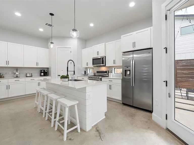 1306 E 3rd St #1 — Photo 12
