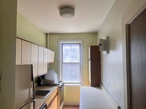 5th image of 680 W 204th St APT 4E