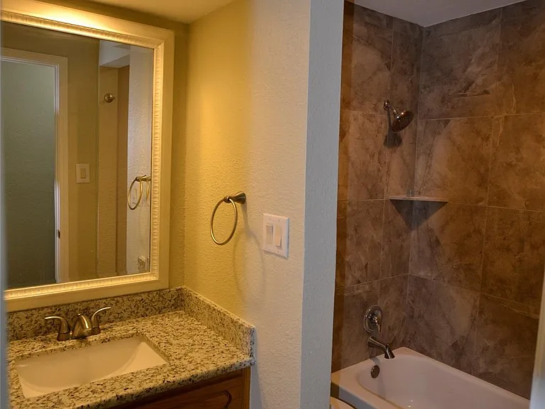 18507 Wood Glen Ln — Photo 13