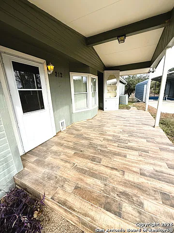 212 Thornton Ln — Photo 3