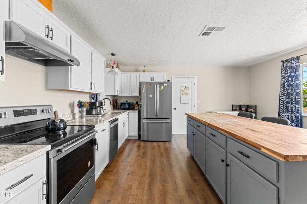 703 NE 10th St, Grants Pass, OR - More