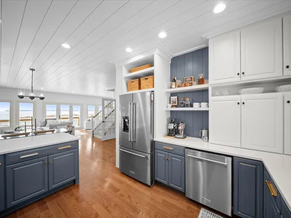 7616 1st St, Onekama, MI 49675