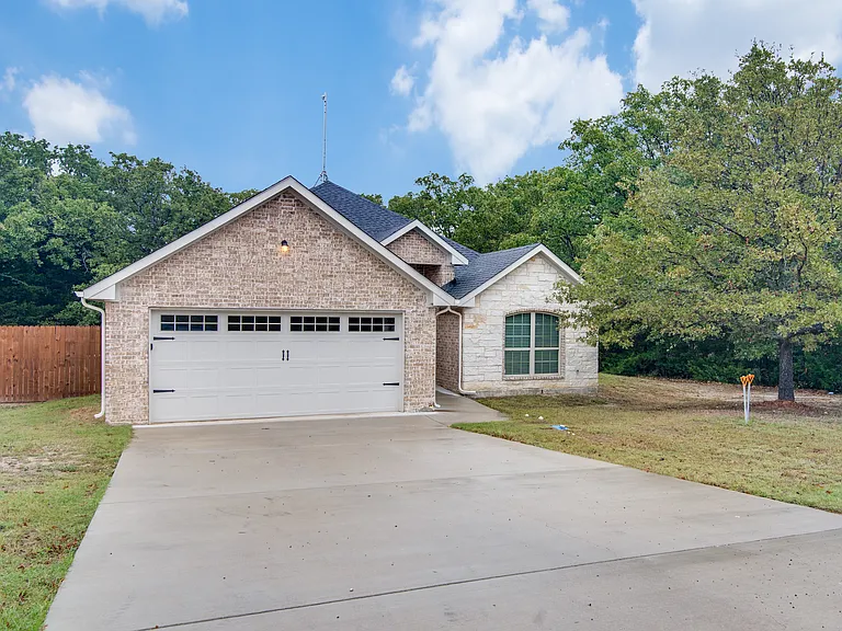 2734 Waters Edge — Photo 2