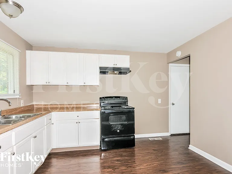 2415 Greenbriar Dr — Photo 6