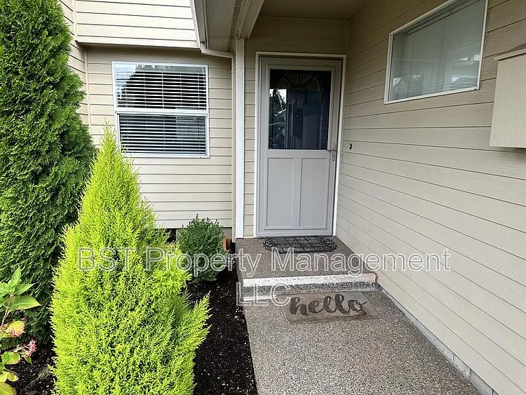 330 E College St — Photo 2