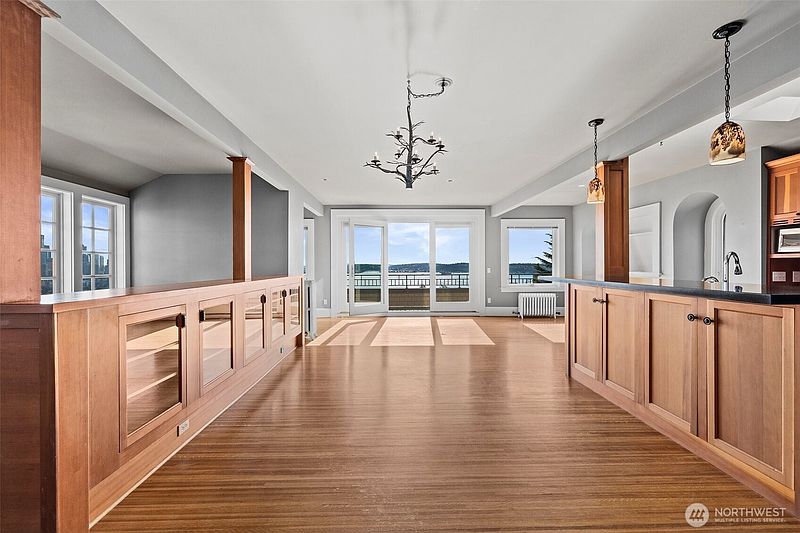 5th image of 604 W Kinnear Place