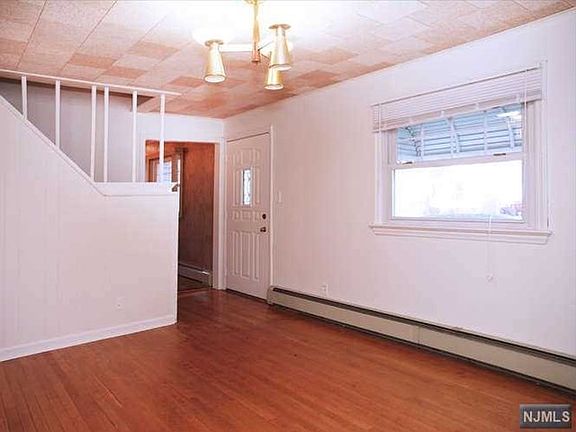 2nd image of 7 Andrew Pl #1X