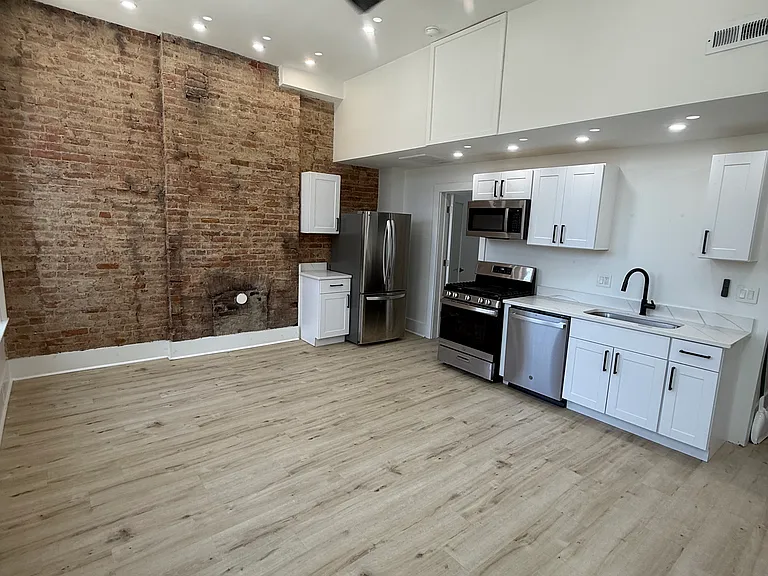 17 E Court St #32 — Photo 14