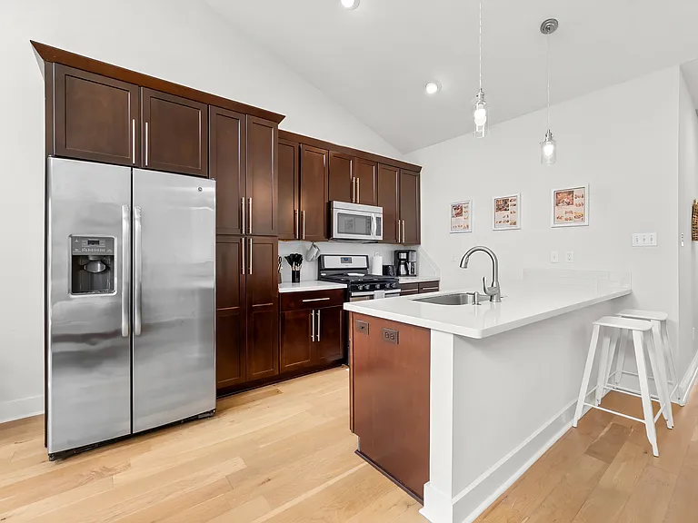212 Highland Oaks Ln — Photo 8