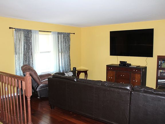 3rd image of 2907 Ashwood Ave