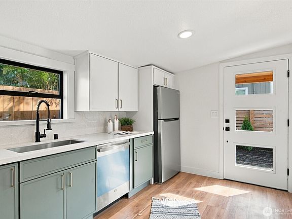 5th image of 813 SE 2nd Street