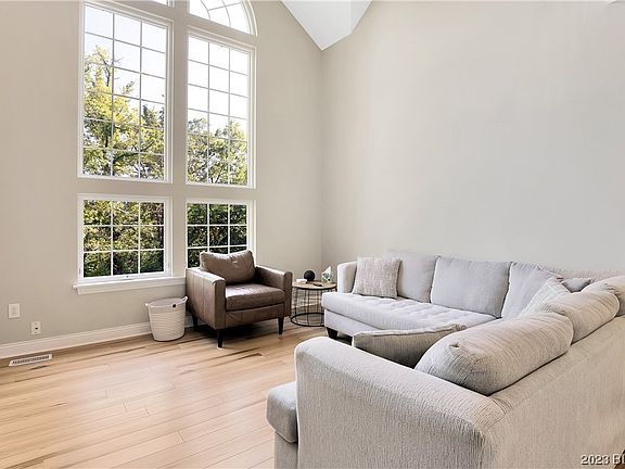5th image of 270 Tall Oaks Ln