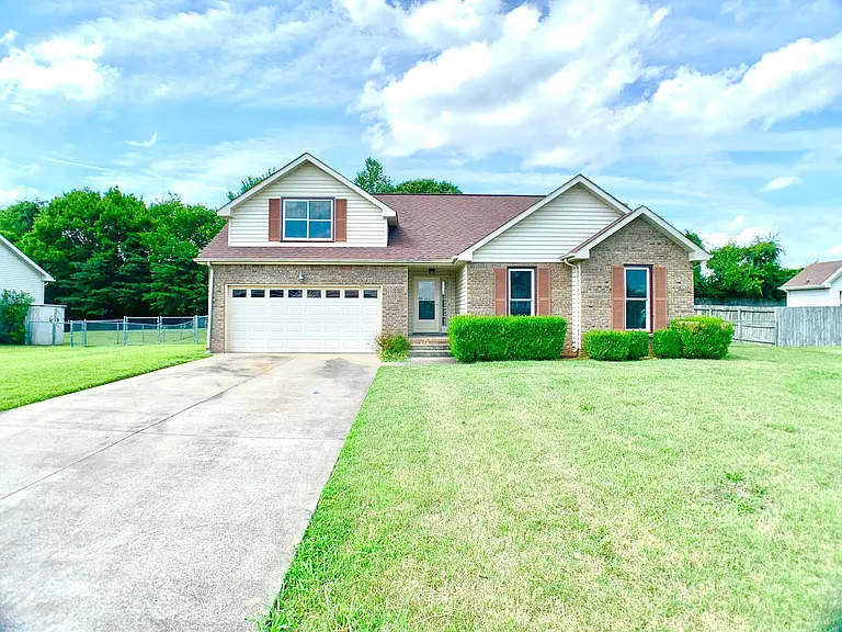 315 Harold Dr — Photo 2