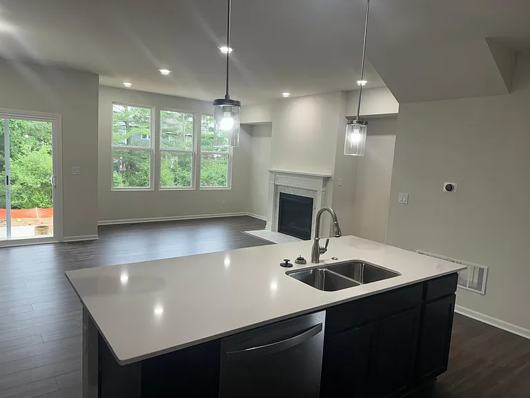 627 Addison Cir — Photo 4