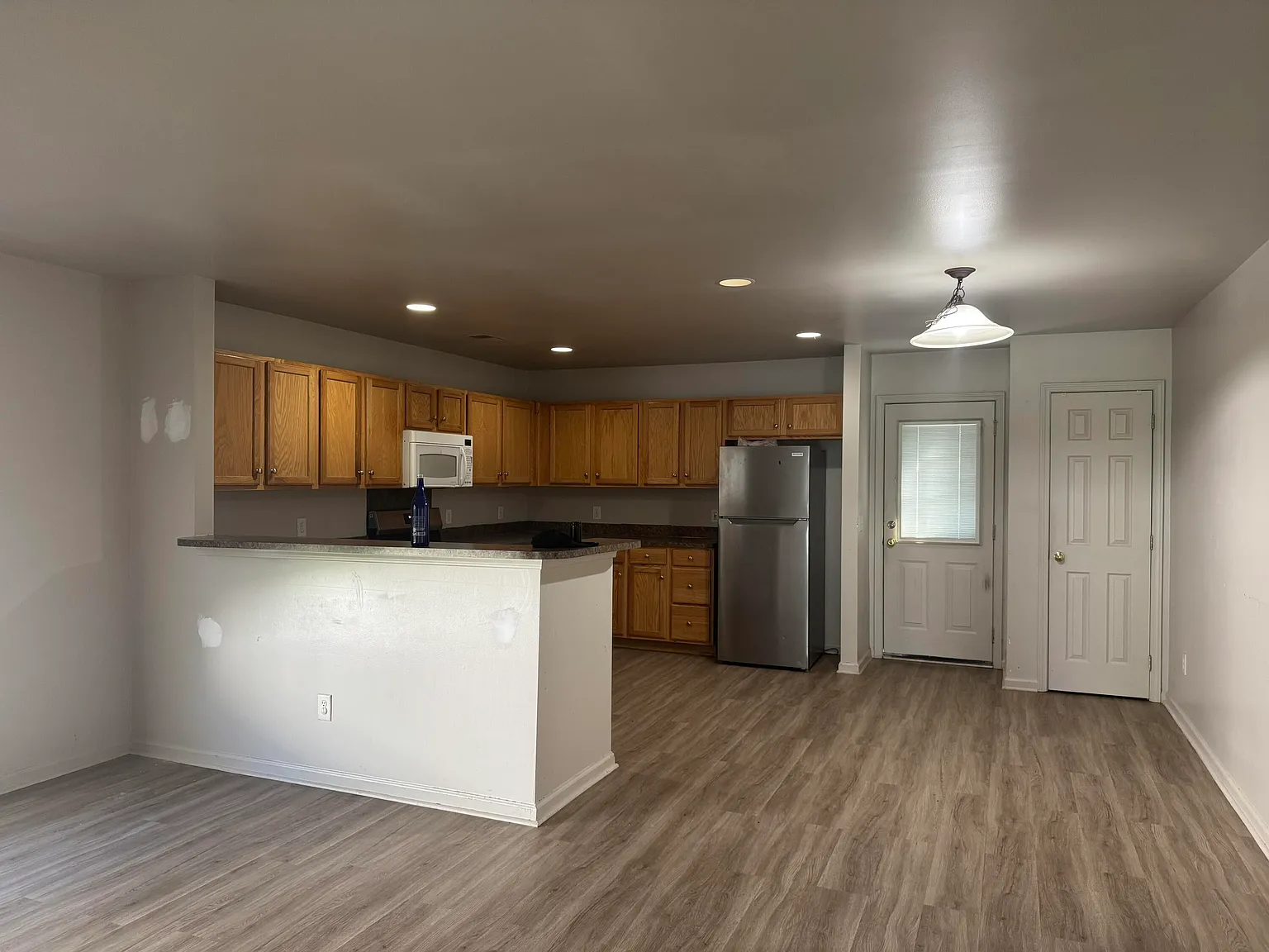 4 bed, 2.0 bath, 1924 sqft, $2,400 — Photo 3