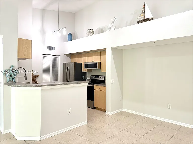 1020 Villa Ln #1020 — Photo 2