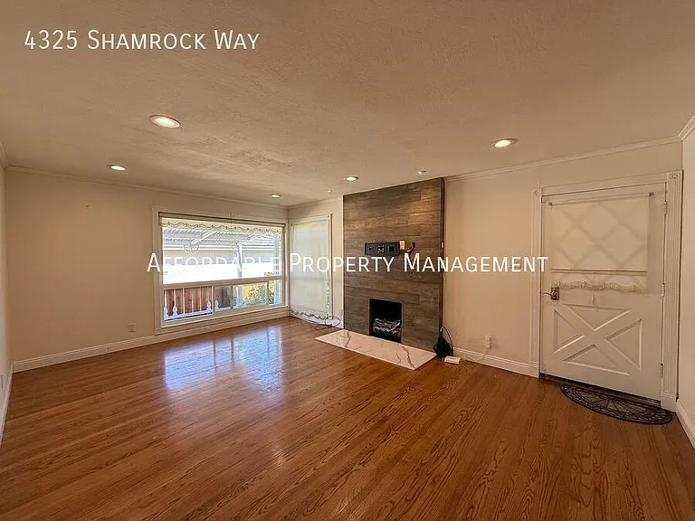4325 Shamrock Way — Photo 3