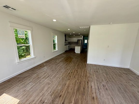 3rd image of 713 S Elm St