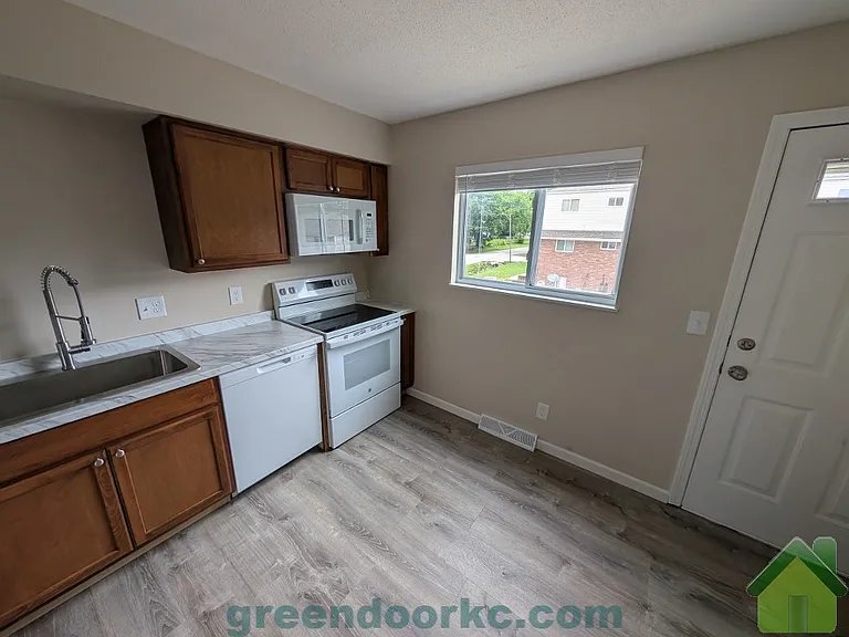 501 Scott Ave #C — Photo 6