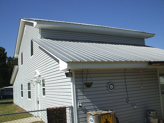4th image of 300 Sunset Dr