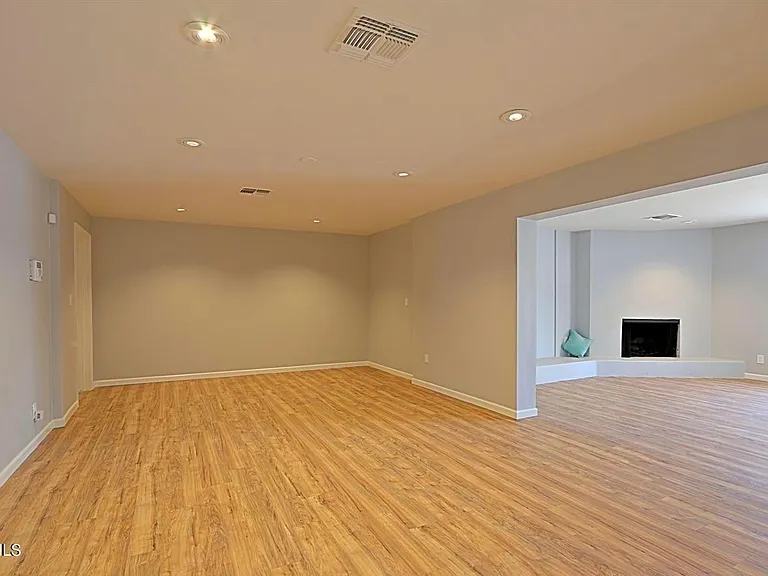 14 E Balboa Dr — Photo 4