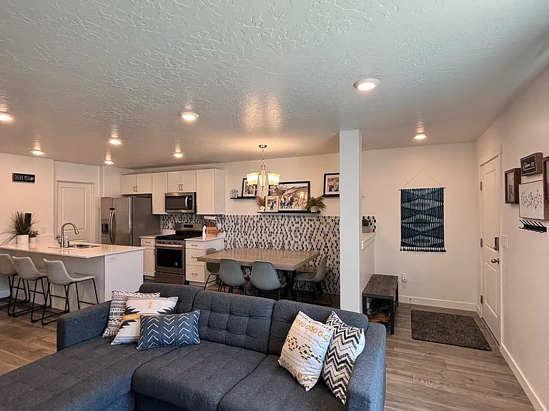 3953 W Cool Spring Ave — Photo 3