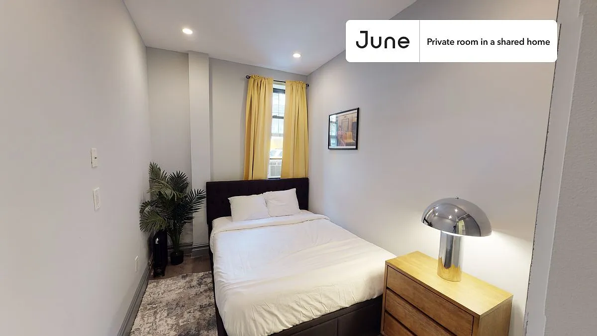 Queen bedroom in 3 bed/1 bath home in East Village #572 B — Photo 1