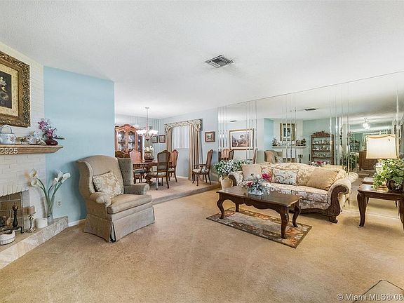 5th image of 1522 E Hawthorne Cir
