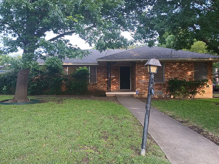 4918 Rockport Dr — Photo 2