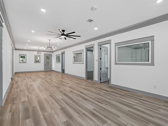 5th image of 404 N Avenue H