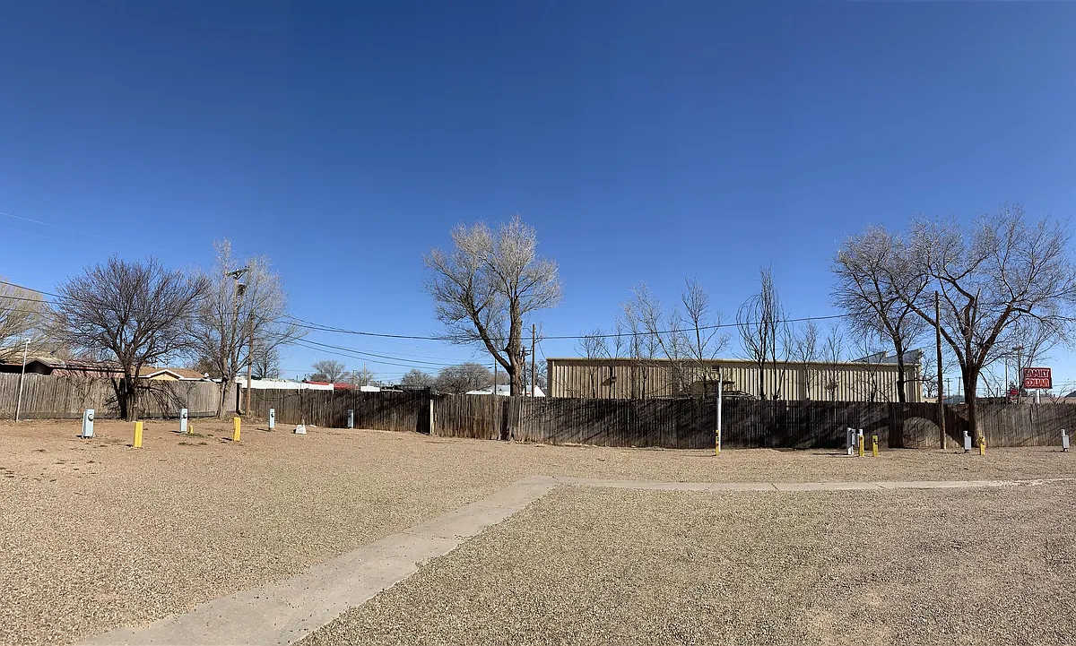 Building Photo - 1500 W 7th St #RV-2