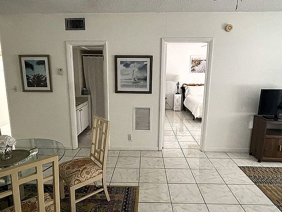 5th image of 639 W Oakland Park Blvd APT 112D