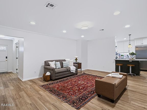5th image of 404 Chateau Pl
