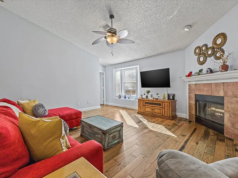 1073 Stocks St — Photo 8