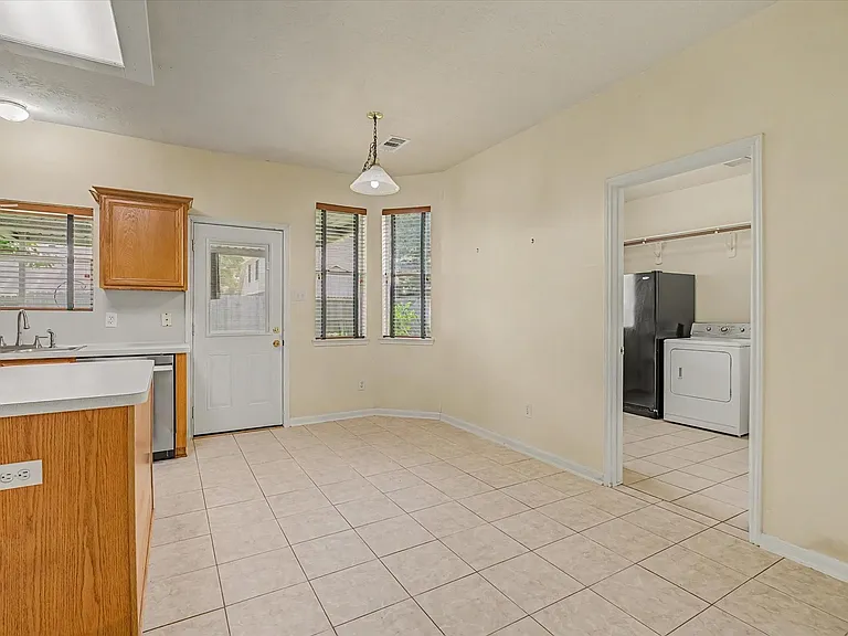 10840 Sycamore Dr N — Photo 18