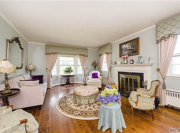 4th image of 50 Surrey Ln