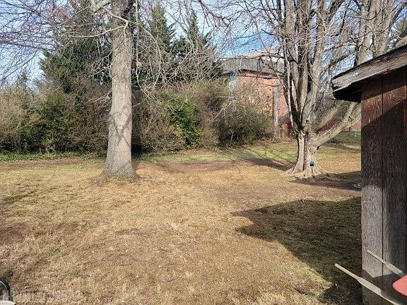 4th image of 608 Broce Dr