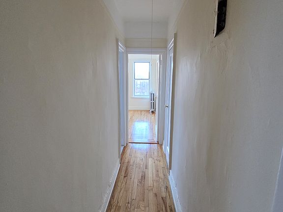 4th image of 260 Seaman Ave APT D4