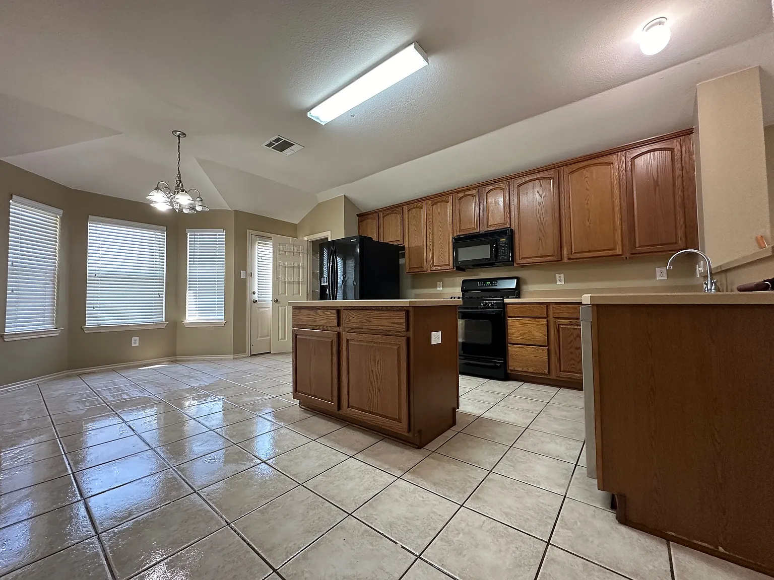 4 bed, 1984 sqft, $2,295 — Photo 3