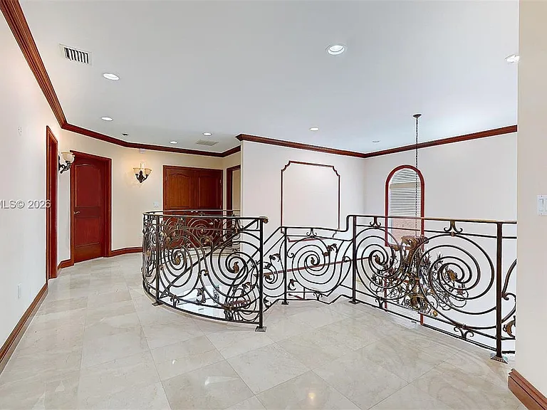 1131 Stillwater Dr — Photo 3