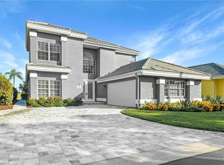 62 Fountain Cir, Naples, FL 34119