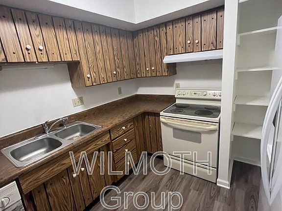 5th image of 1320 Millerwood Dr Unit 1
