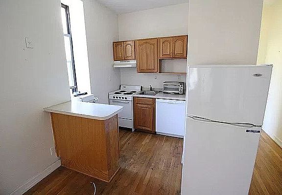 3rd image of 72 W 87th St APT 3C