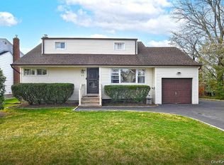 25 Lincoln Rd N, Plainview, NY 11803