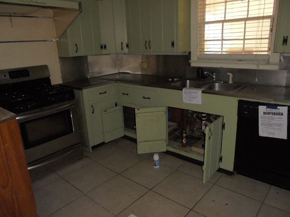 3rd image of 200 W Montesano Dr