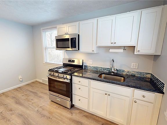 5th image of 224 E 326th St