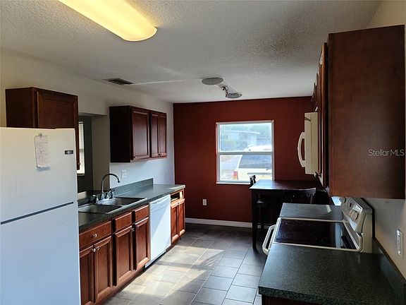 5th image of 834 Donnelly St
